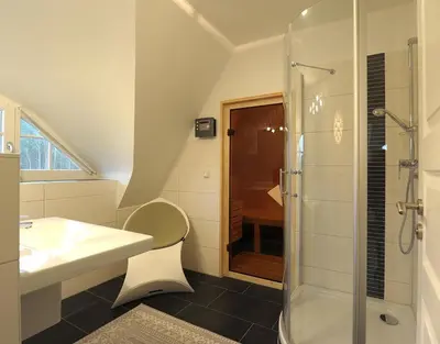 Ein Badezimmer in der Unterkunft Forsthaus, exclusives 5-Sterne Reetdachhaus für 6 Personen in Fuhlendorf