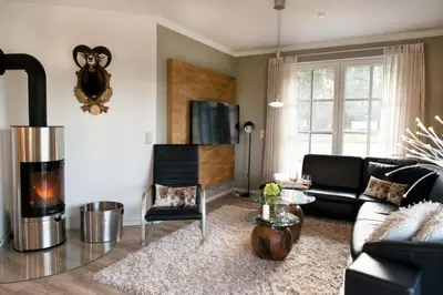 Ein Sitzbereich in der Unterkunft Forsthaus, exclusives 5-Sterne Reetdachhaus für 6 Personen in Fuhlendorf