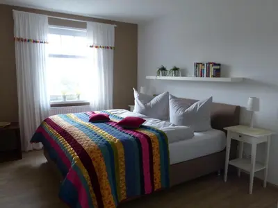 Ein Bett oder Betten in einem Zimmer der Unterkunft Godehus 2, exquisite Ferienwohnung für 2 Personen in Zingst