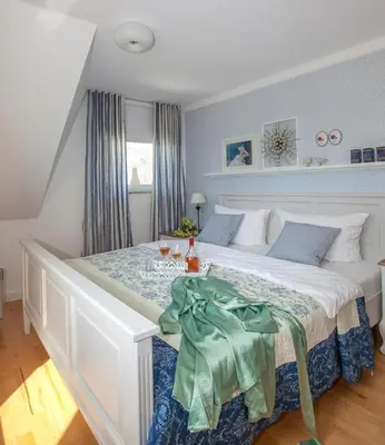 Ein Bett oder Betten in einem Zimmer der Unterkunft Haus am Meer, romantische 5-Sterne Doppelhaushälfte für 4 Personen in Zingst