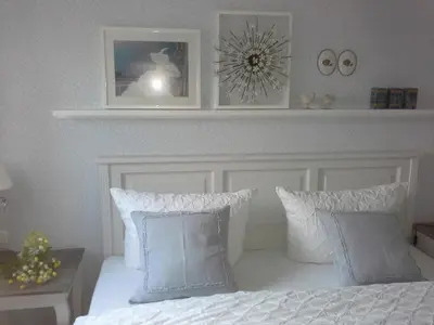 Ein Bett oder Betten in einem Zimmer der Unterkunft Haus am Meer, romantische 5-Sterne Doppelhaushälfte für 4 Personen in Zingst