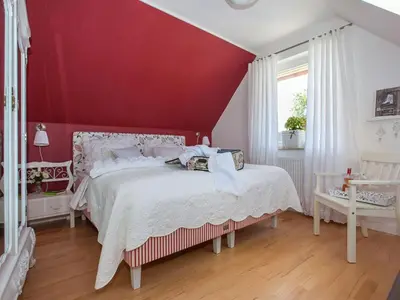 Ein Bett oder Betten in einem Zimmer der Unterkunft Haus am Meer, romantische 5-Sterne Doppelhaushälfte für 4 Personen in Zingst