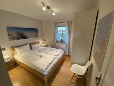 Ein Bett oder Betten in einem Zimmer der Unterkunft Hus Störtebeker, familienfreundliches Ferienhaus für 6 Personen in Zingst