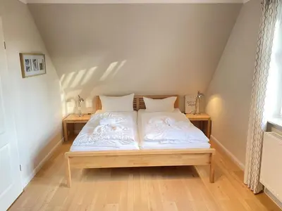 Ein Bett oder Betten in einem Zimmer der Unterkunft Hus Störtebeker, familienfreundliches Ferienhaus für 6 Personen in Zingst