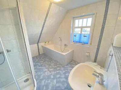 Ein Badezimmer in der Unterkunft Hus Störtebeker, familienfreundliches Ferienhaus für 6 Personen in Zingst