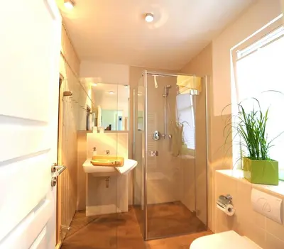 Ein Badezimmer in der Unterkunft Godehus 6, exquisites Ferienhaus für 6 Personen in Zingst