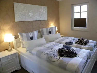 Ein Bett oder Betten in einem Zimmer der Unterkunft Smile, exclusive Ferienwohnung für 4 Personen in Zingst