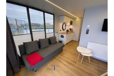 Küche/Küchenzeile in der Unterkunft Hausboot Fjord Vela mit Biosauna in Barth