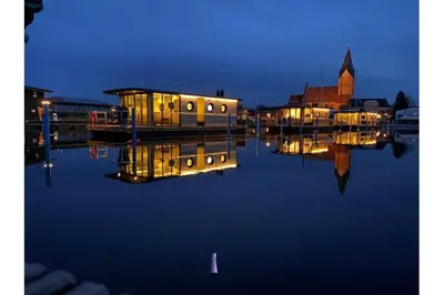 Blick auf einen Fluss in der Nähe des Bootes