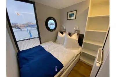 Ein Bett oder Betten in einem Zimmer der Unterkunft Hausboot Fjord Vela mit Biosauna in Barth