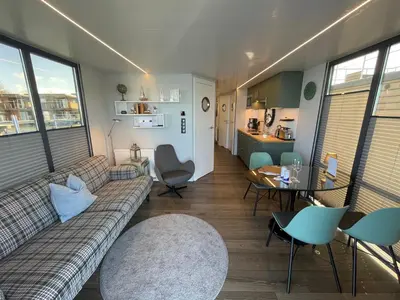 Ein Sitzbereich in der Unterkunft Hausboot Fjord Baltica mit Dachterrasse in Barth