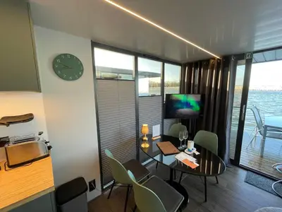 TV/Unterhaltungsangebot in der Unterkunft Hausboot Fjord Baltica mit Dachterrasse in Barth