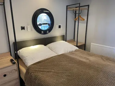 Ein Bett oder Betten in einem Zimmer der Unterkunft Hausboot Fjord Baltica mit Dachterrasse in Barth