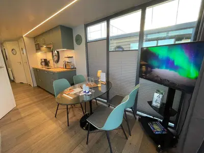 Küche/Küchenzeile in der Unterkunft Hausboot Fjord Baltica mit Dachterrasse in Barth