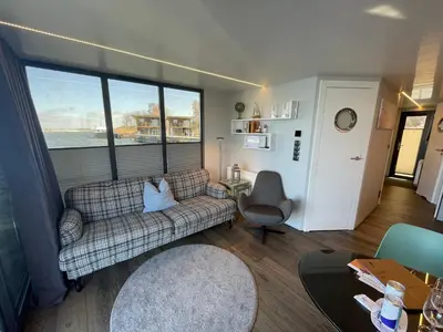 Ein Sitzbereich in der Unterkunft Hausboot Fjord Baltica mit Dachterrasse in Barth