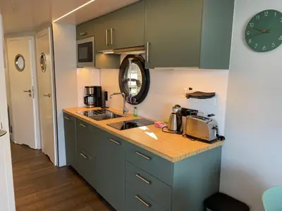 Küche/Küchenzeile in der Unterkunft Hausboot Fjord Baltica mit Dachterrasse in Barth