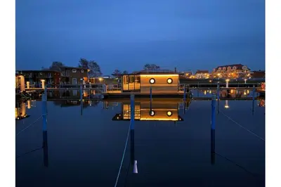 Blick auf einen Fluss in der Nähe des Bootes