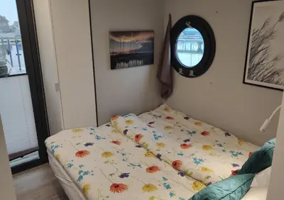 Ein Bett oder Betten in einem Zimmer der Unterkunft Hausboot Fjord Capella - Solarboot in Barth