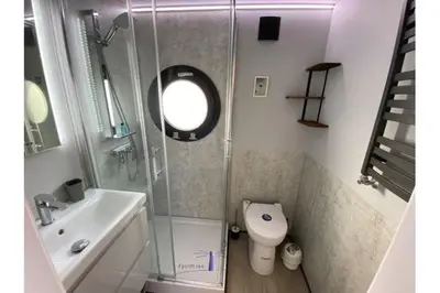 Ein Badezimmer in der Unterkunft Hausboot Fjord Capella - Solarboot in Barth