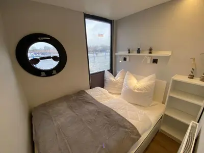 Ein Bett oder Betten in einem Zimmer der Unterkunft Hausboot Fjord Vineta mit Biosauna in Barth