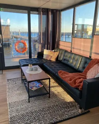 Ein Sitzbereich in der Unterkunft Hausboot Fjord Vineta mit Biosauna in Barth