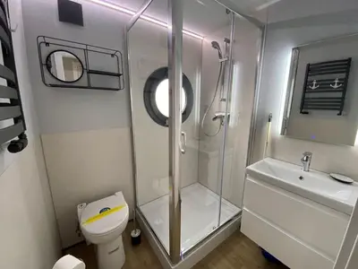Ein Badezimmer in der Unterkunft Hausboot Fjord Vineta mit Biosauna in Barth