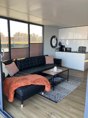 Ein Sitzbereich in der Unterkunft Hausboot Fjord Vineta mit Biosauna in Barth