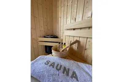 Ein Bett oder Betten in einem Zimmer der Unterkunft Hausboot Fjord HAVEN mit Biosauna in Barth