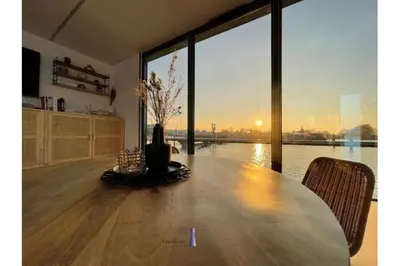 Blick auf den Sonnenuntergang/Sonnenaufgang von des Bootes aus oder aus der Nähe
