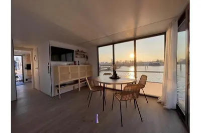 TV/Unterhaltungsangebot in der Unterkunft Hausboot Fjord HAVEN mit Biosauna in Barth