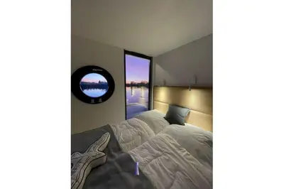 Ein Bett oder Betten in einem Zimmer der Unterkunft Hausboot Fjord HAVEN mit Biosauna in Barth