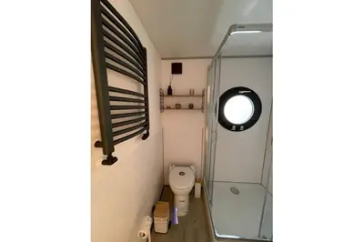 Ein Badezimmer in der Unterkunft Hausboot Fjord HAVEN mit Biosauna in Barth