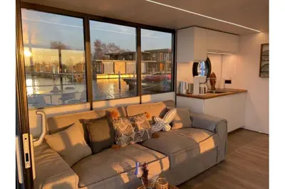 Ein Sitzbereich in der Unterkunft Hausboot Fjord HAVEN mit Biosauna in Barth