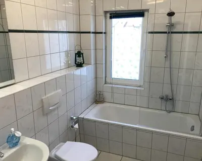 Ein Badezimmer in der Unterkunft Wohnung 9 Meer-Ruhe im Haus Stranddistel komfortable Ferienwohnung im 1 OG für 4 Personen in Zingst