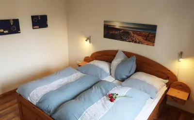 Ein Bett oder Betten in einem Zimmer der Unterkunft Wohnung 9 Meer-Ruhe im Haus Stranddistel komfortable Ferienwohnung im 1 OG für 4 Personen in Zingst
