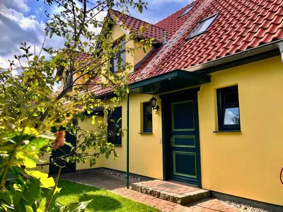 Ein Garten an der Unterkunft Am Deich Strandhaus EG