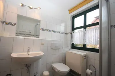 Ein Badezimmer in der Unterkunft Am Deich Strandhaus EG