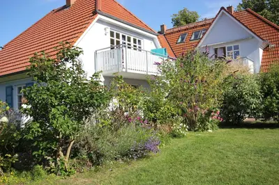 Ein Garten an der Unterkunft Abels Strandkoje