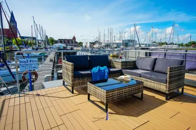 Ein Sitzbereich in der Unterkunft Hausboot Fjord POLARIS mit Biosauna in Barth