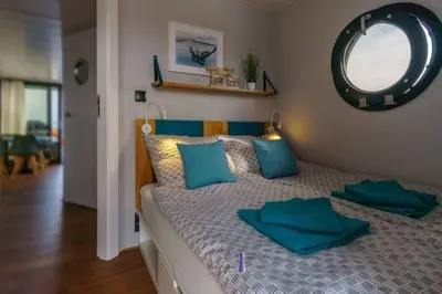Ein Bett oder Betten in einem Zimmer der Unterkunft Hausboot Fjord POLARIS mit Biosauna in Barth