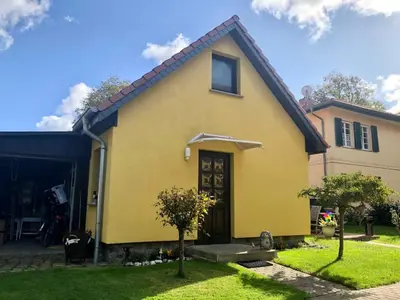 Das Gebäude in dem sich das Ferienhaus befindet