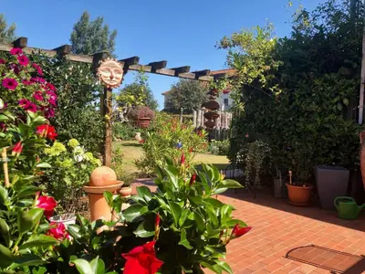 Ein Garten an der Unterkunft Ferienhäuschen Hinz