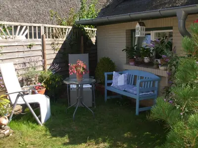 Ein Garten an der Unterkunft Darßer Ferienkate