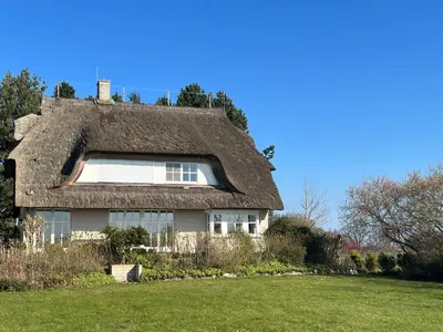 Ein Garten an der Unterkunft Haus am Boddenufer
