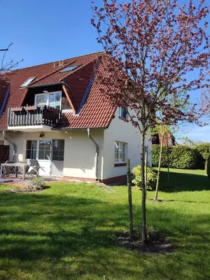 Ein Garten an der Unterkunft Martha-Müller-Grählert-Weg 7 8 Wg 8