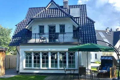 Das Gebäude in dem sich das Ferienhaus befindet