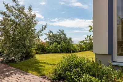 Ein Garten an der Unterkunft Haus am Schilf
