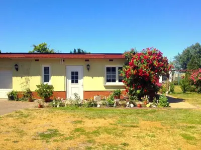 Ein Garten an der Unterkunft Bungalow mit Pool