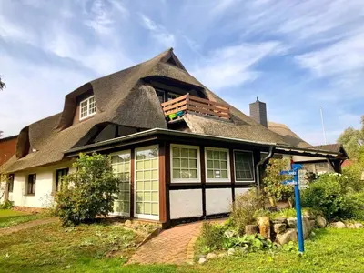 Das Gebäude in dem sich das Ferienhaus befindet