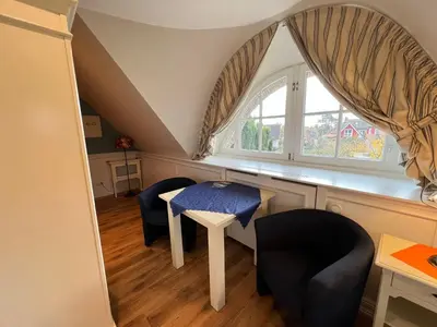 Ein Sitzbereich in der Unterkunft Ferienhaus Brise - Kapitänskajüte